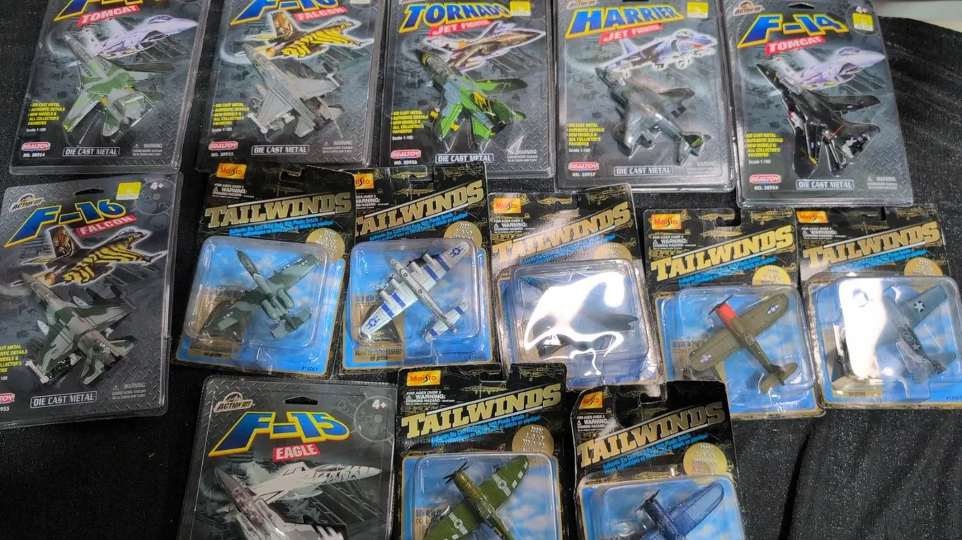 14 Die-Cast Metal Aircraft: Maisto Tailwinds and Realtoy Action City
