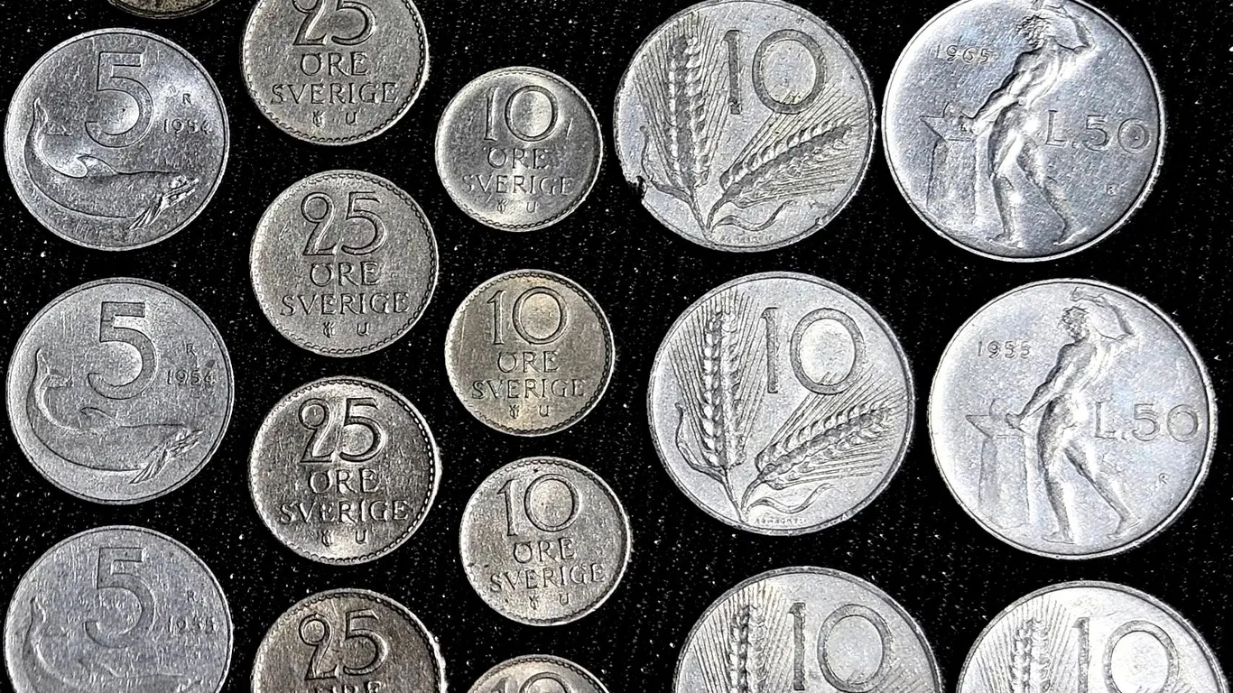 17 Coins From Sweden and Italy, Various Denominations