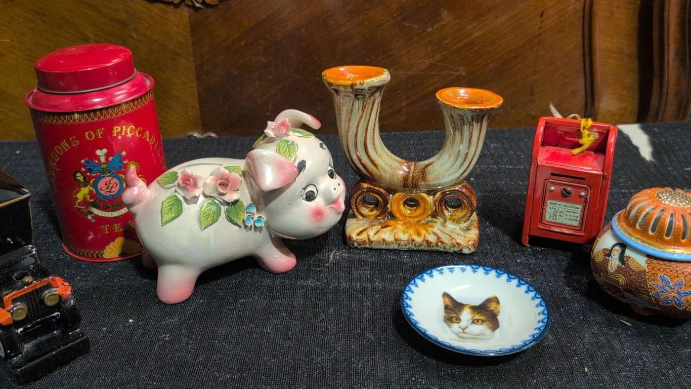 Decorative Ceramics, Piggy Bank, Cat Plate, And Banks