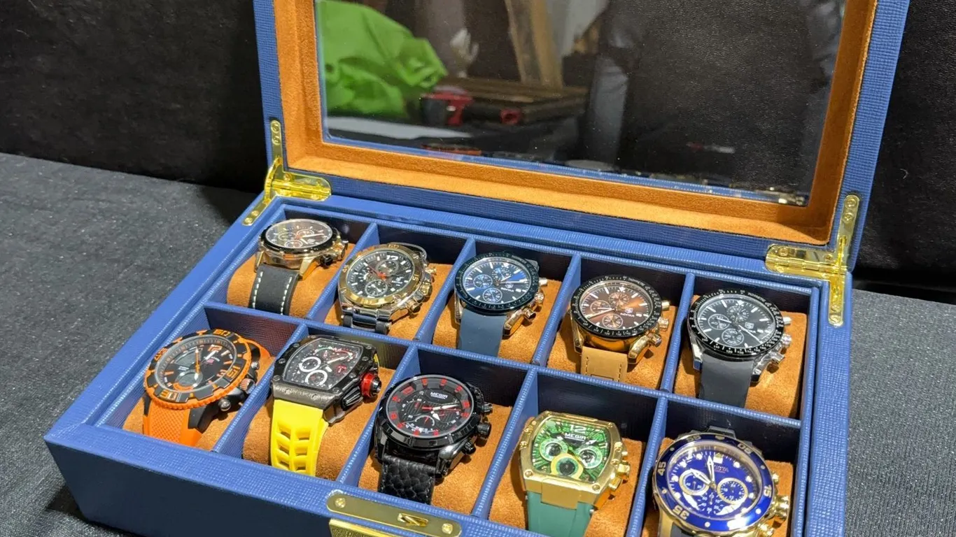 Men's Watches Lot of 10 in Blue Display Case