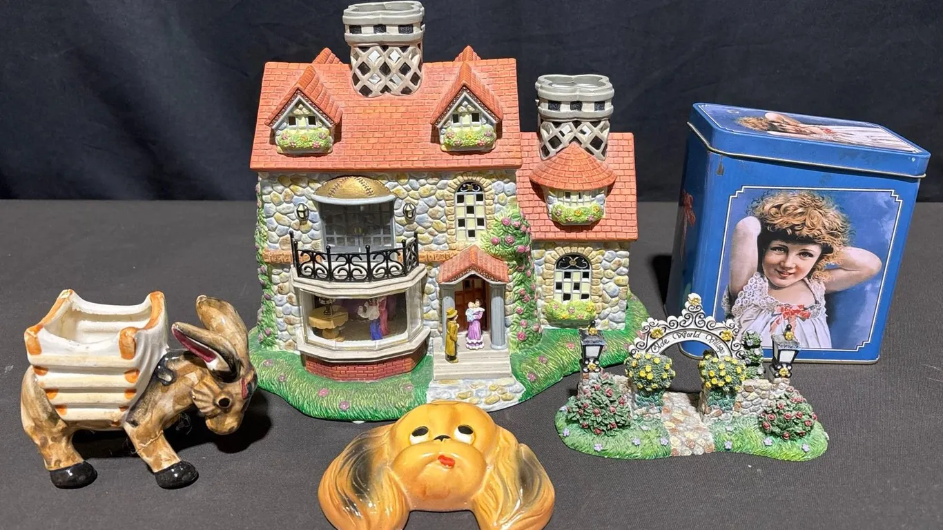 Partylite Olde World Village House and Arch, Figurines