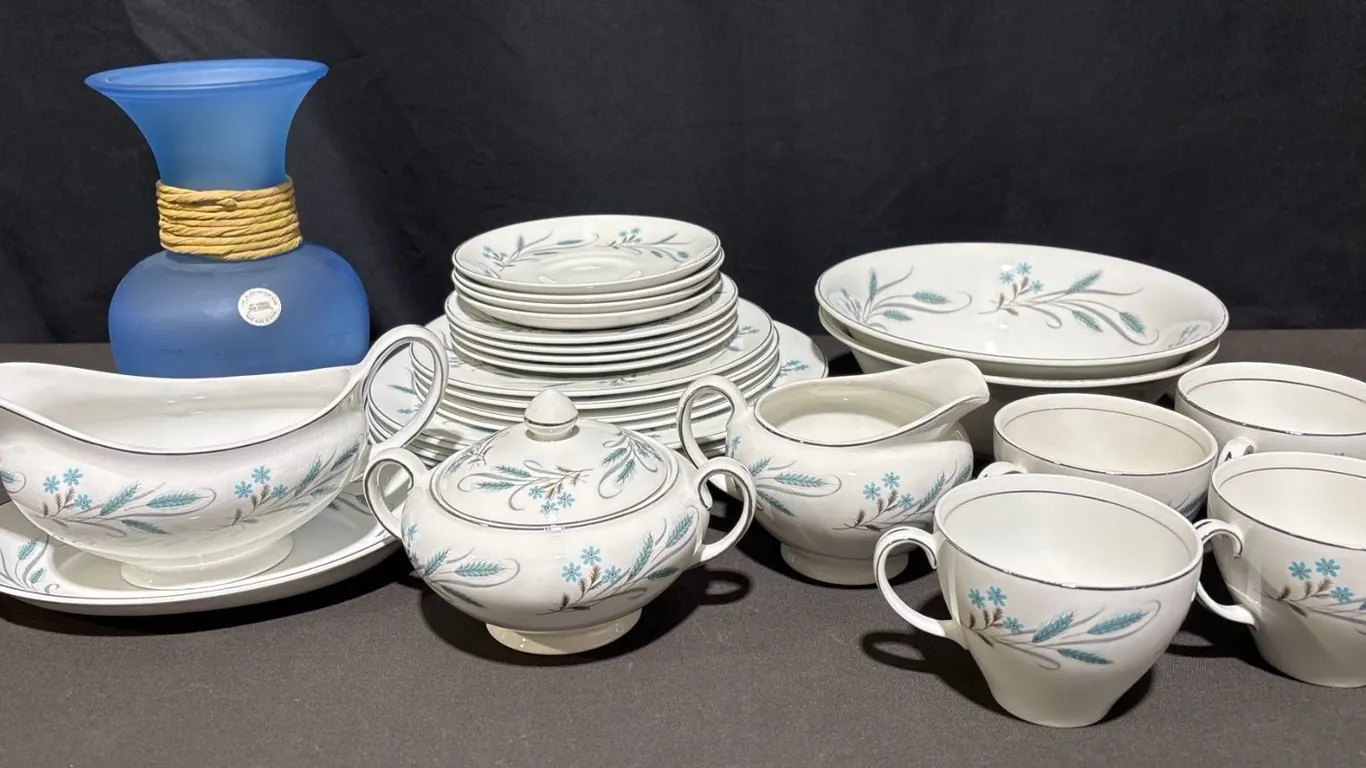 Snowhite China Set Johnson Bros England with Vidrios San Miguel Vase