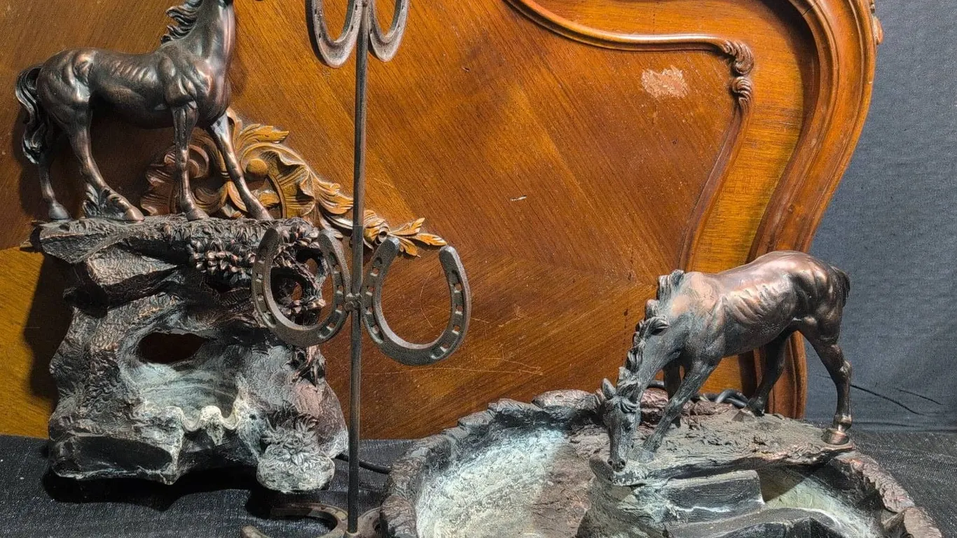 Horse Fountains With Bronze-Coloured Finish and Western Style Horseshoe Stand