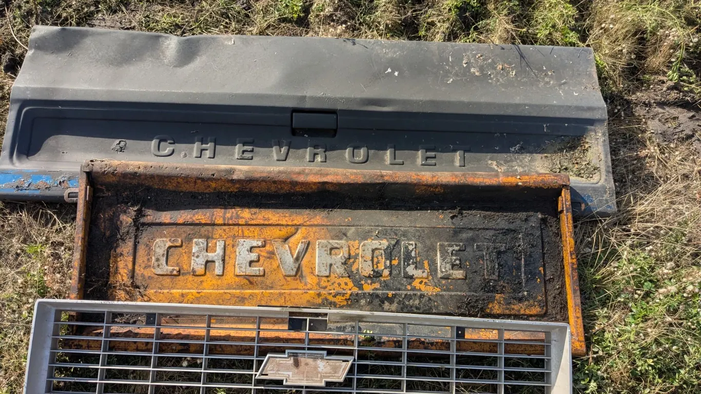 *OFFSITE* (2) Vintage Chevy Tailgates, Vintage Chevy Grill