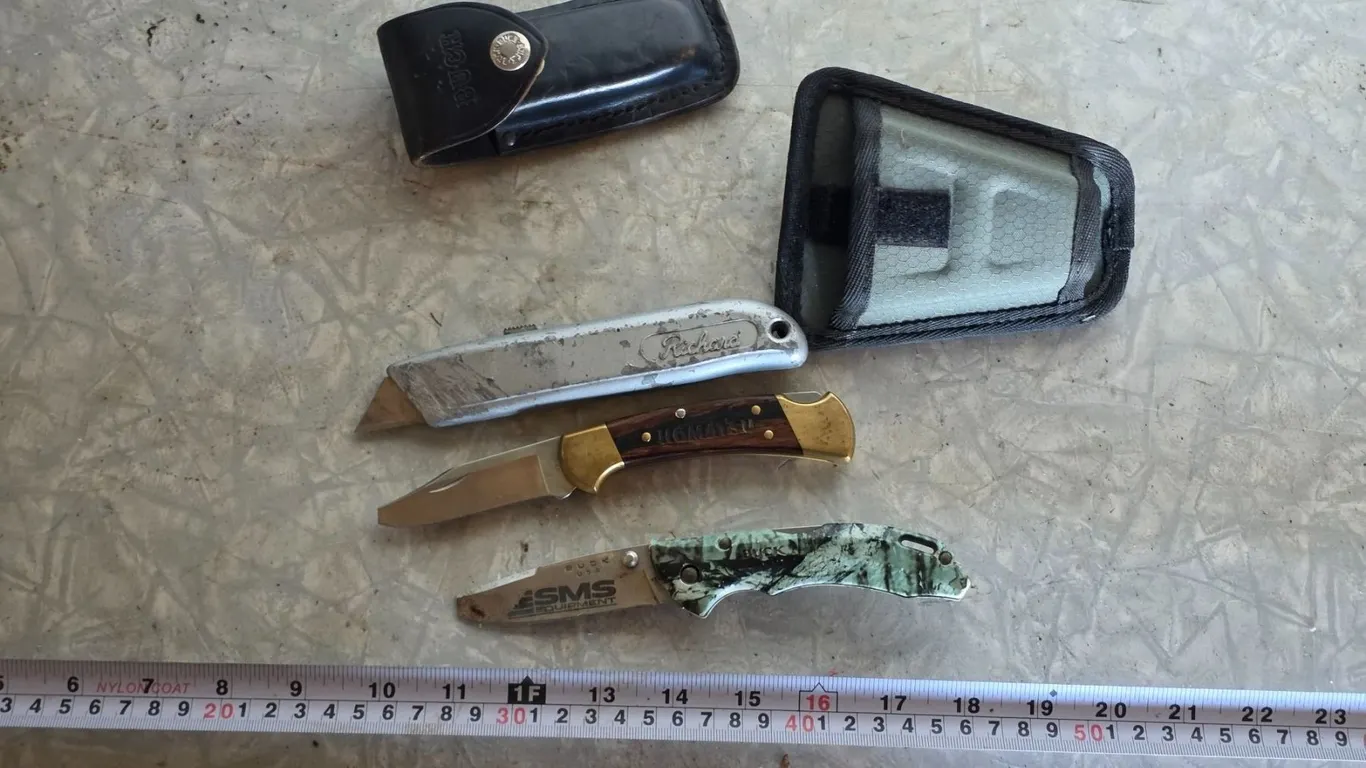 3 knives- 2 have broken tips