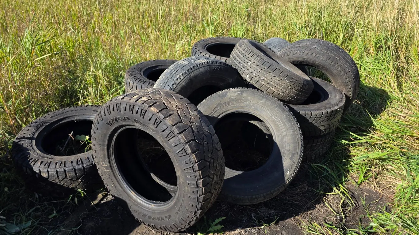 *OFFSITE* Lot of Assorted Tires