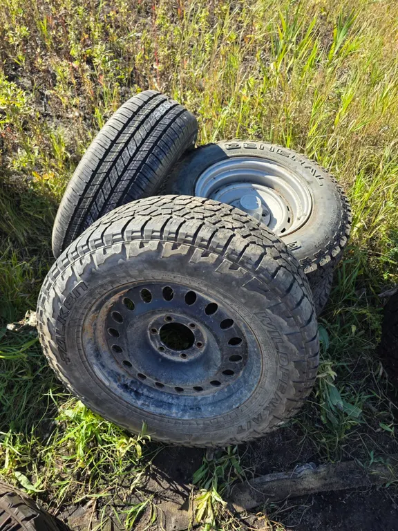 *OFFSITE* Lot of Assorted Tires & Rims