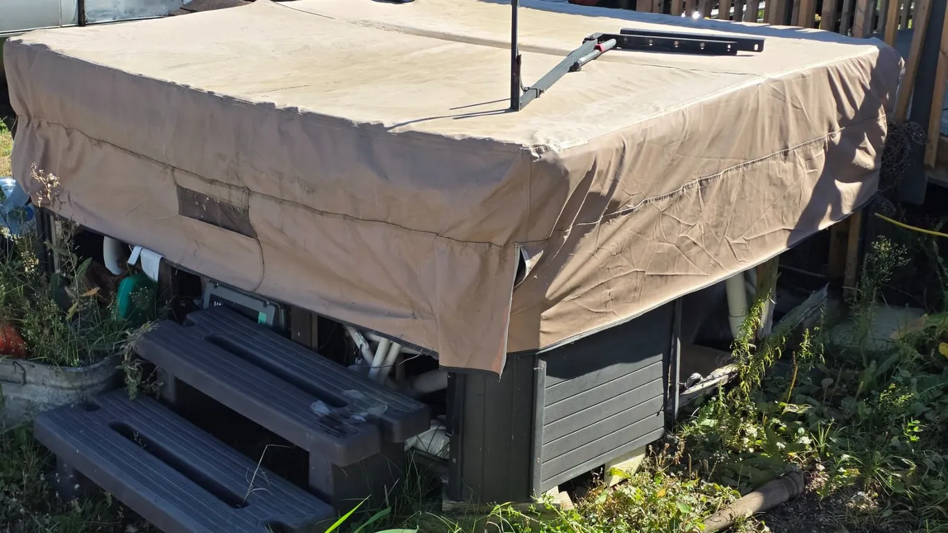 *OFFSITE* Hot Tub w/ Cover – 7’x 7’