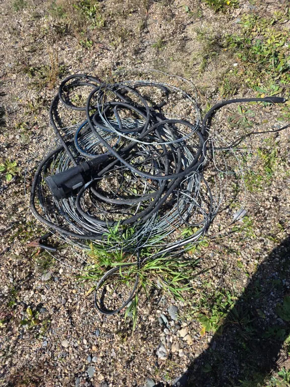 *OFFSITE* Water Pump w/ Hose, Metal Wiring