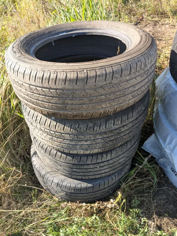 *OFFSITE* Set of (4) Bravo Maxxis 225/60r17 Tires
