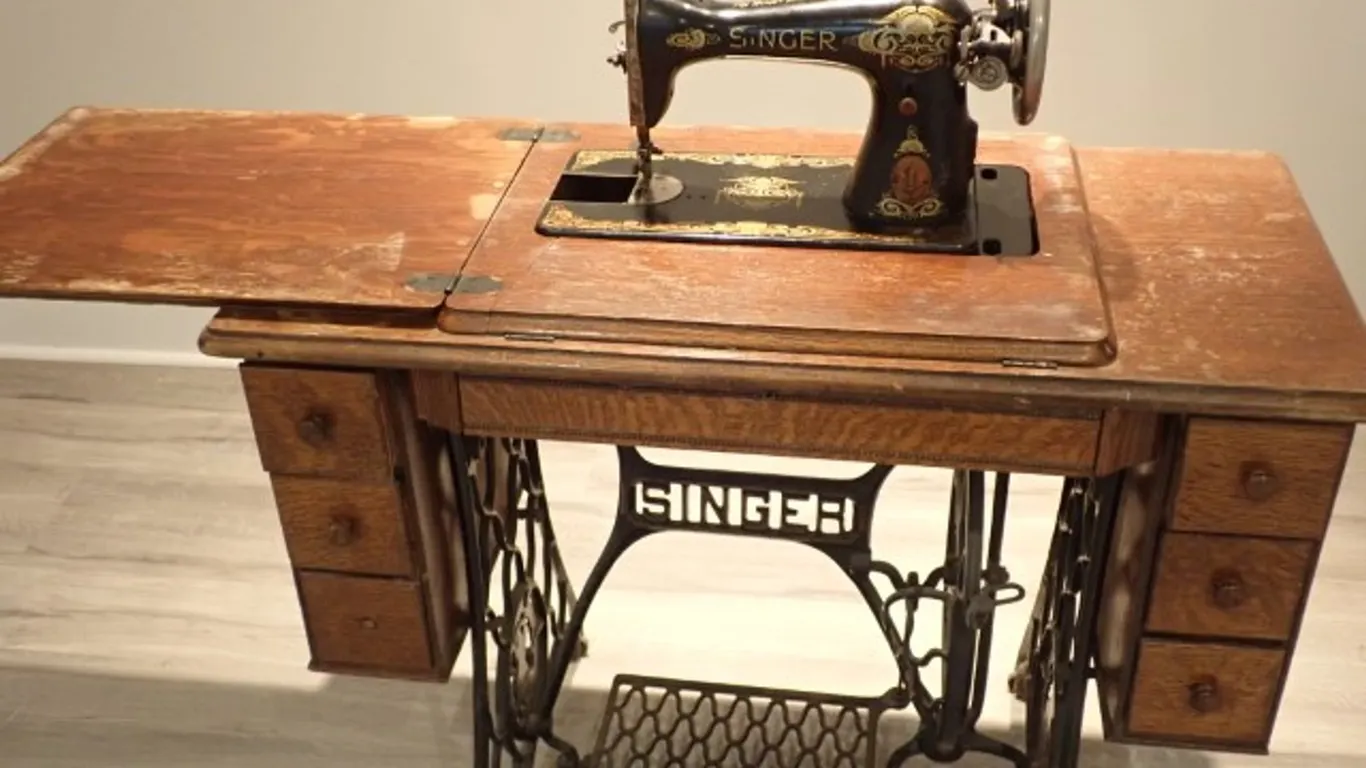Antique Singer Sewing Machine With Cabinet