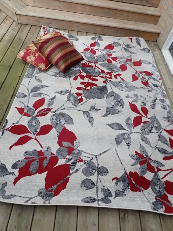 Area Rug & Decorative Throw Pillows
