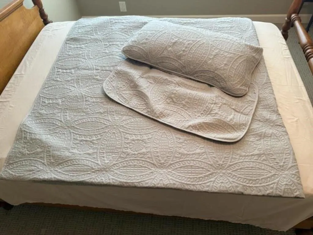 Chezmoi king size quilted coverlet, pillow shams