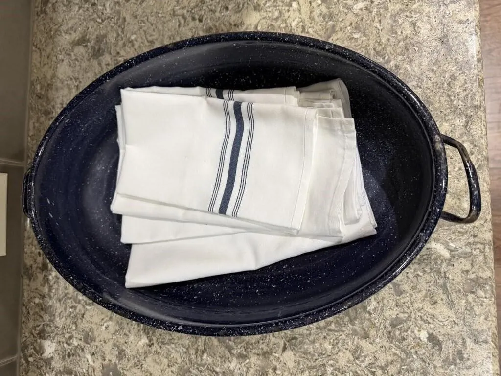 Enamel roasting pan, dish towels