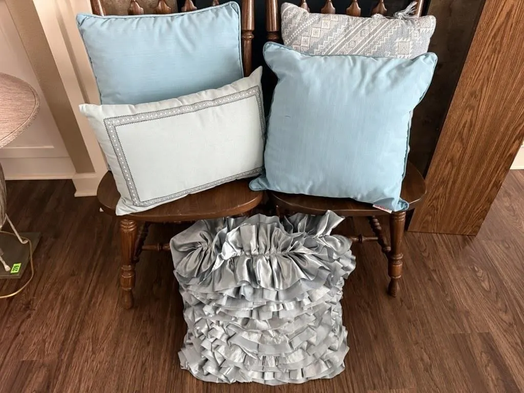 Assorted throw pillows (5)