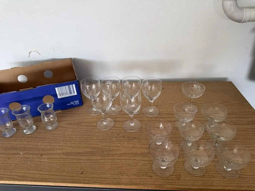 Mixed lot of etched stemware