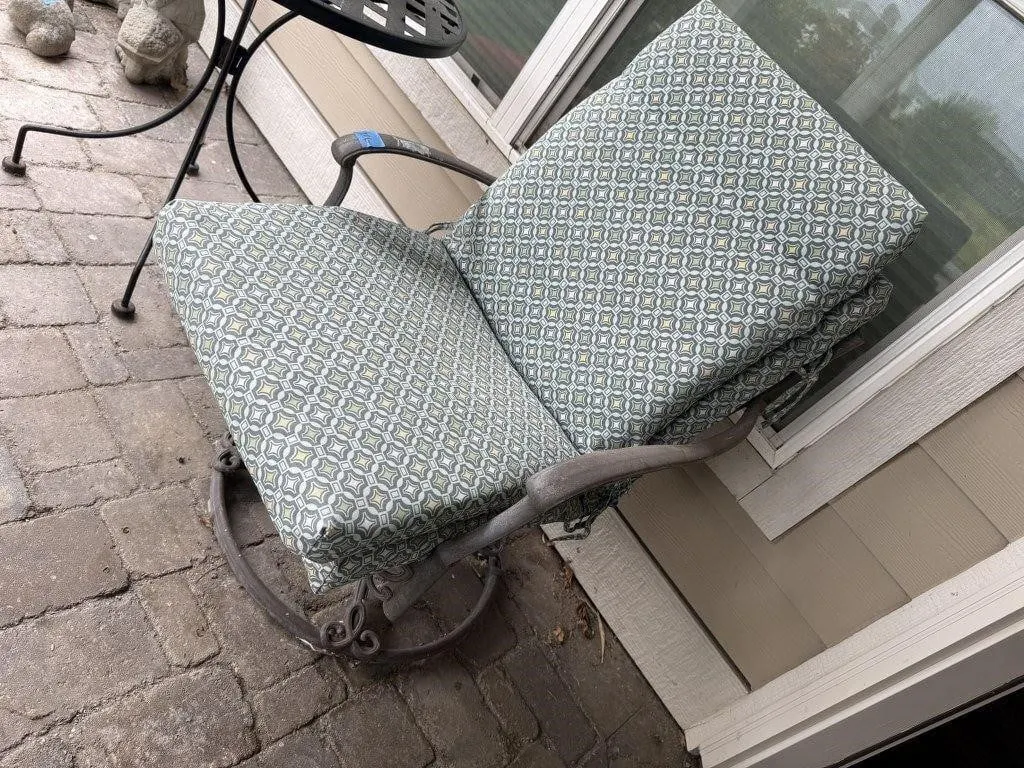 Swivel patio arm chair, cushions (2)
