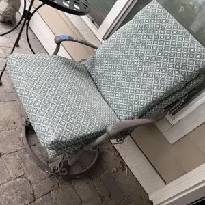 Swivel patio arm chair, cushions (2)