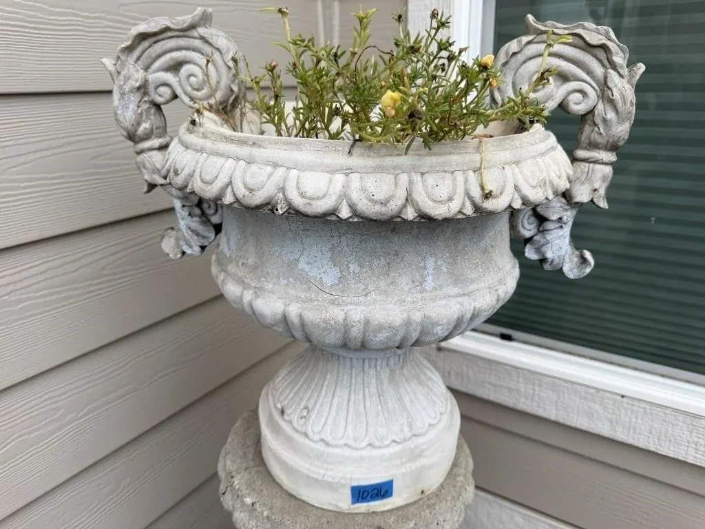 Lighweight planter urn