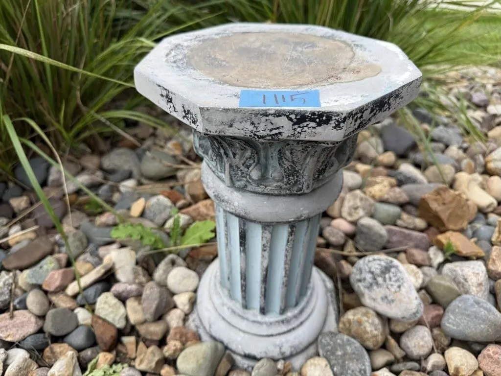 Lightweight garden pillar