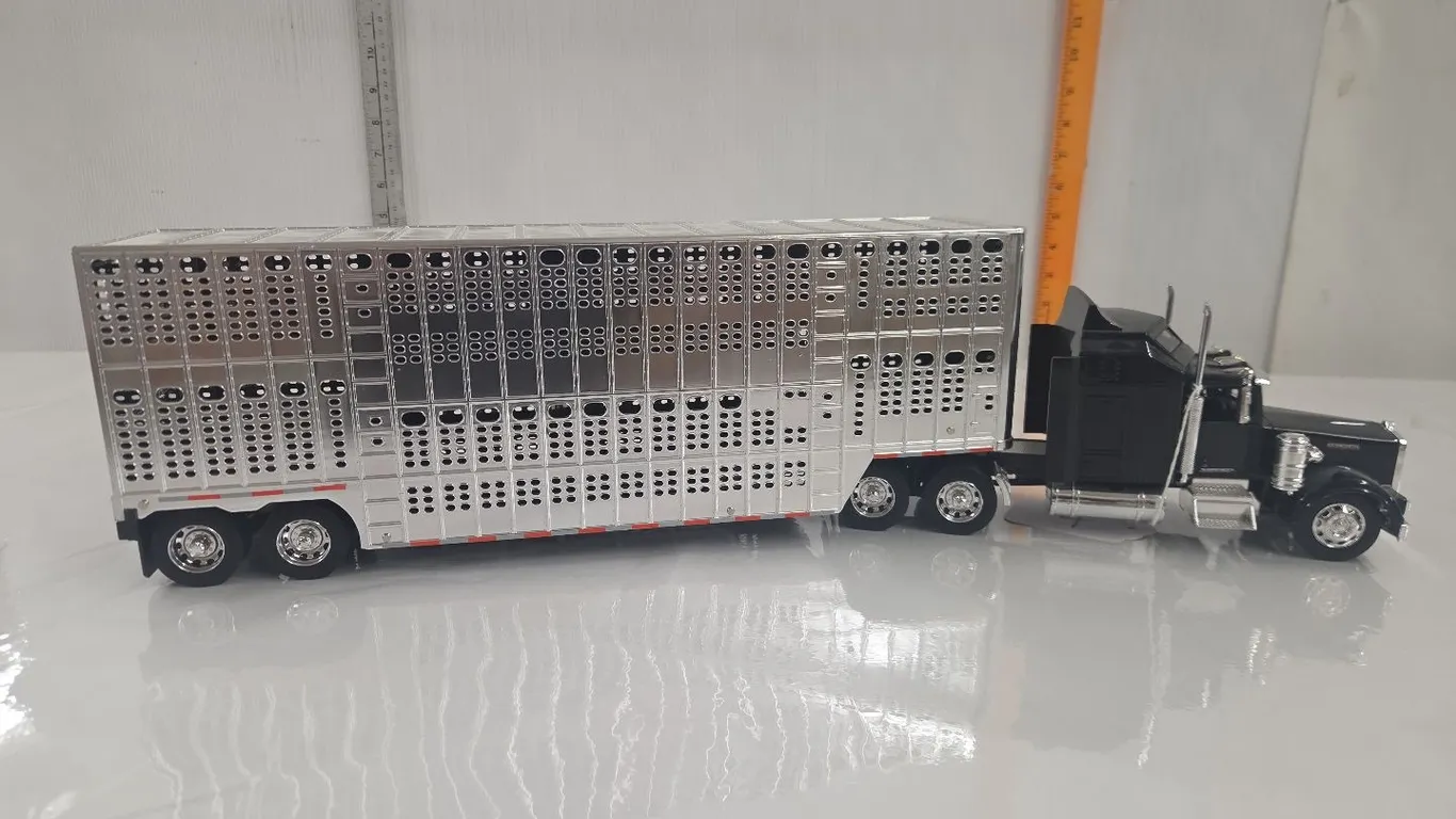 1/32 Kenworth Semi w/ Cattle Pot