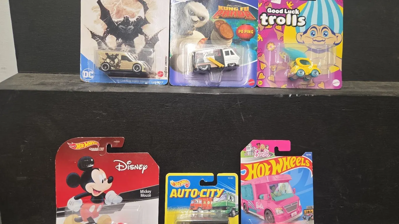 6 - Hot Wheels NIB