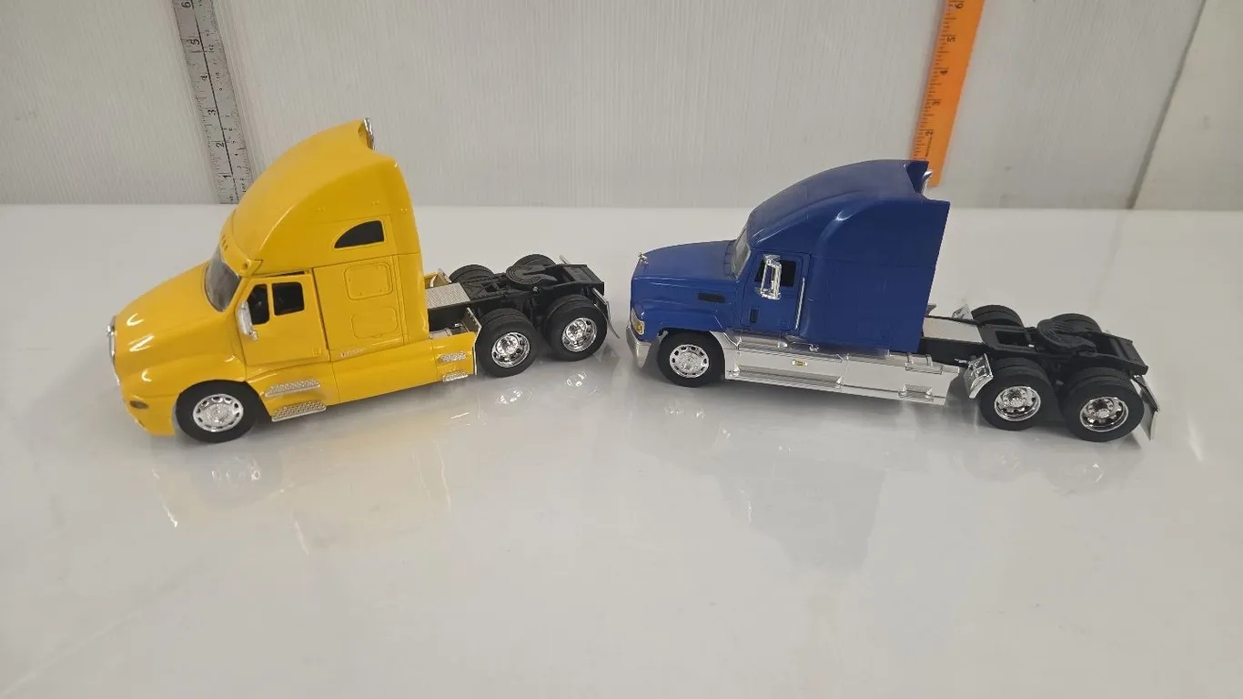 2 - 1/32 Semi Tractors - Kenworth T2000 & Mac