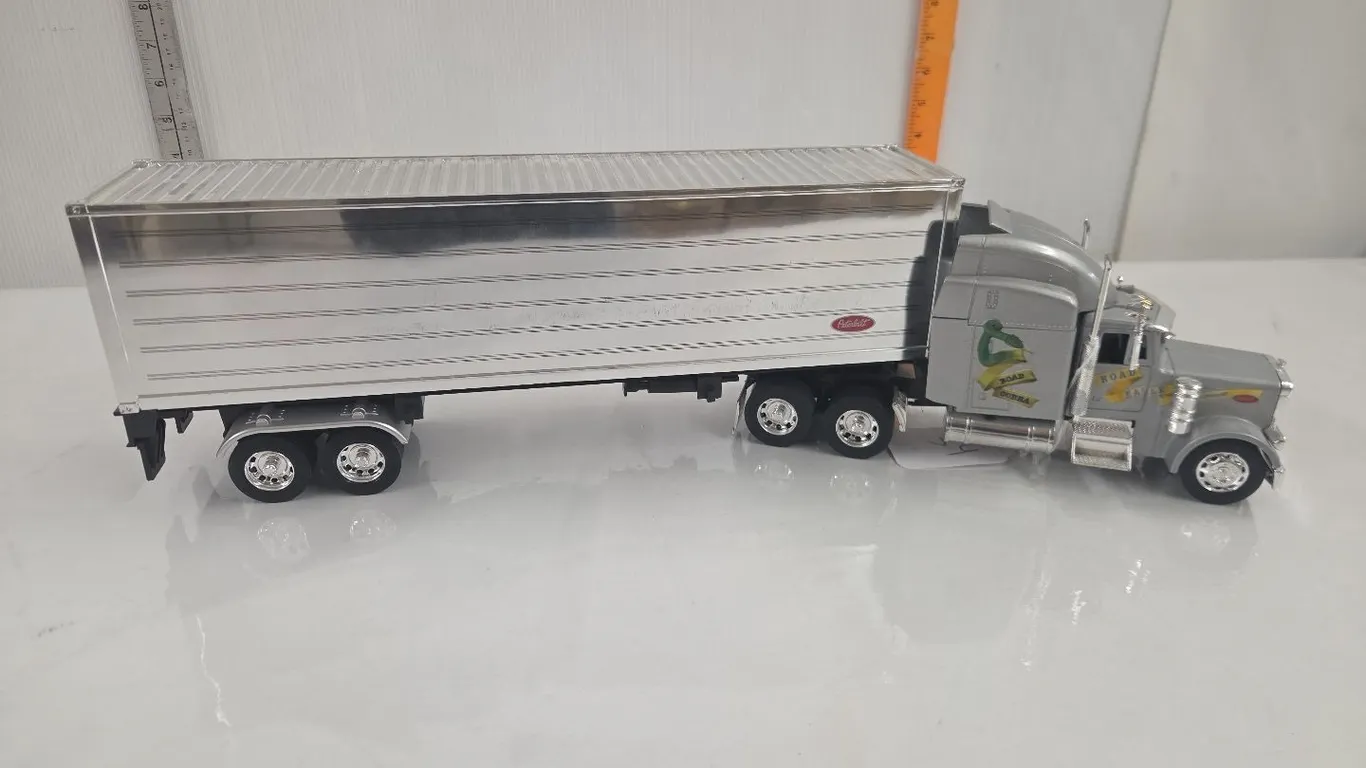 1/32 Peterbilt Road Eagle Semi & C-Can