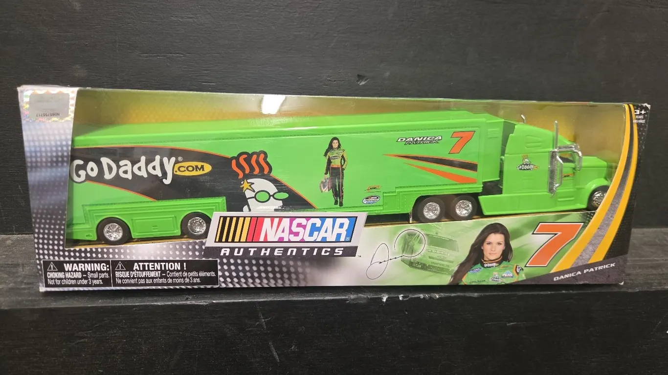 1/64 Semi & Trailer Set - Danica Patrick