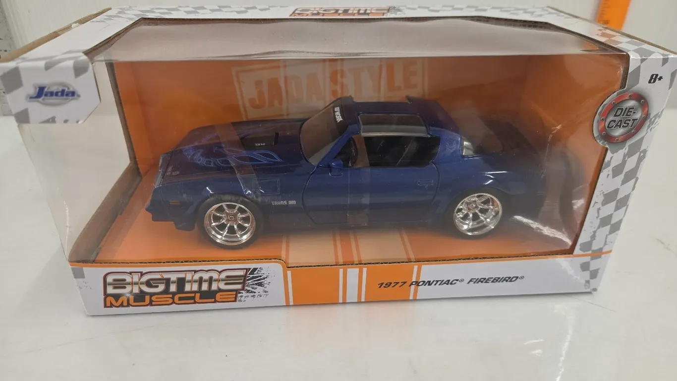 1/24 1977 Pontiac Firebird T/A 6.6L - NIB