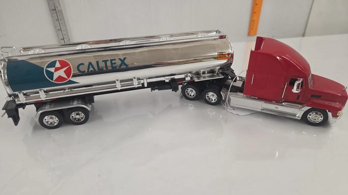 1/32 Mack Truck & Caltex Tanker