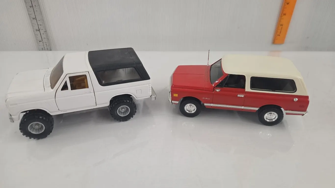 1/24 Ford Bronco & 1969 Chevrolet Blazer