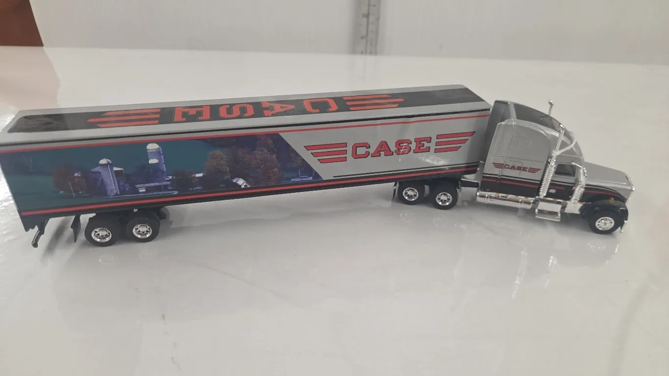 1/64 Freightliner Classic XL/Case Semi & Trailer