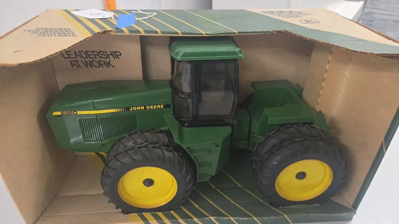 1/16 JD 8960 4WD - 1988 Denver Show - NIB, scarce