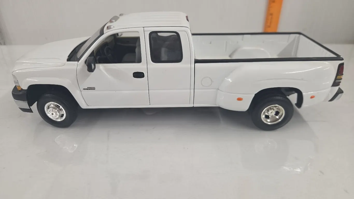1/18 Chevrolet Silverado 3500 dually