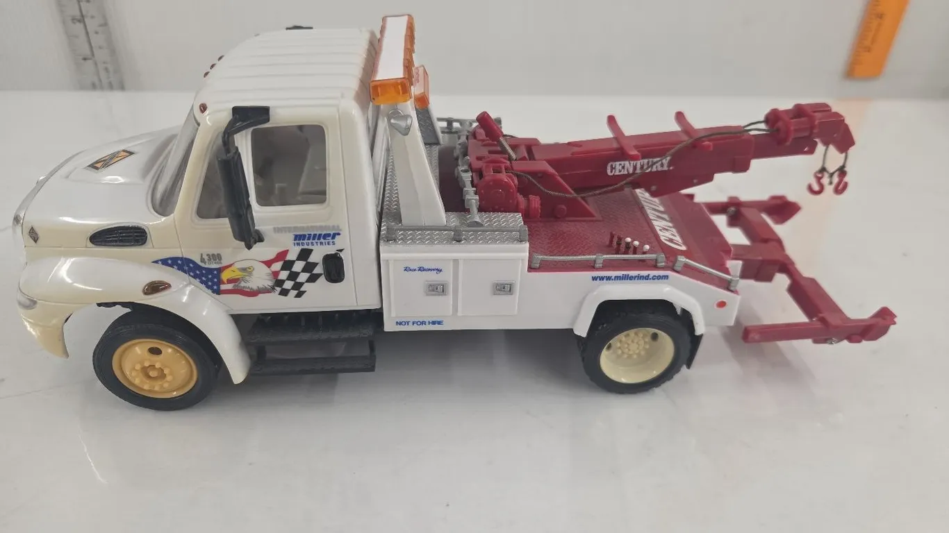 1/24 International 4300 Miller Industries Race Recovery Truck