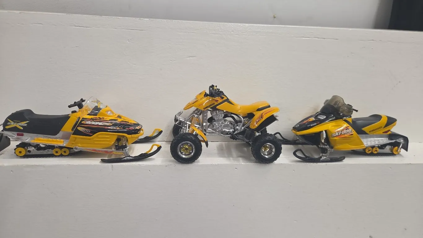 1/18 2002 Ski-Doo MXZ snowmobile, Ski-Doo MXZ 600 snowmobile & 2001 Bombardier DS650 Quad