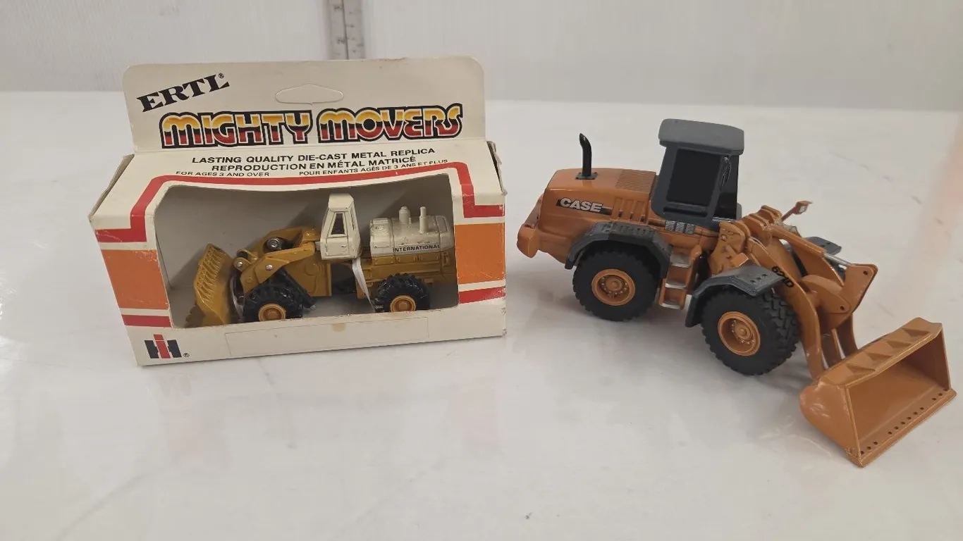 1/32 Case 621D Loader - repaired & 1/64 IH Scraper - NIB