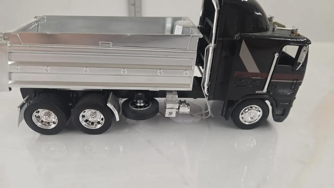 1/32 Freightliner COE Gravel Truck
