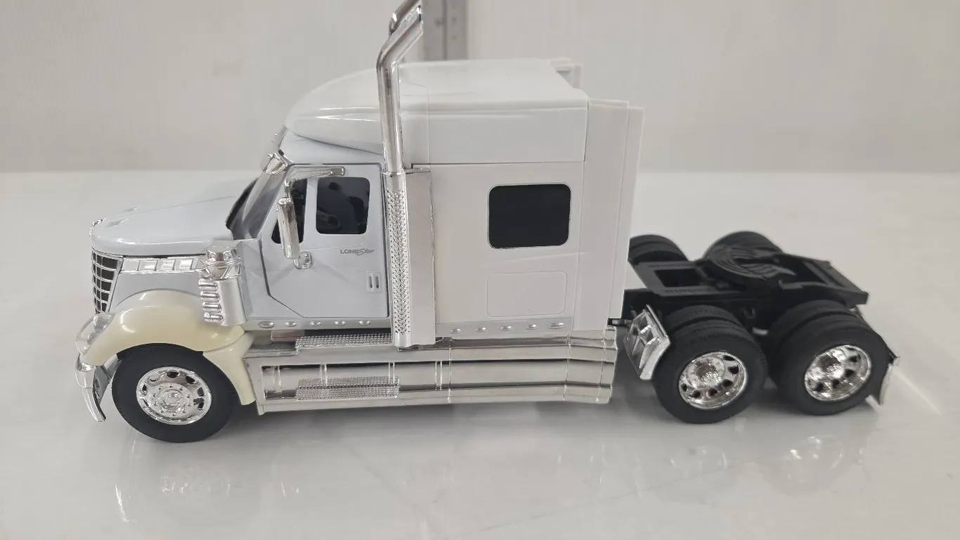 1/32 International Lonestar Semi