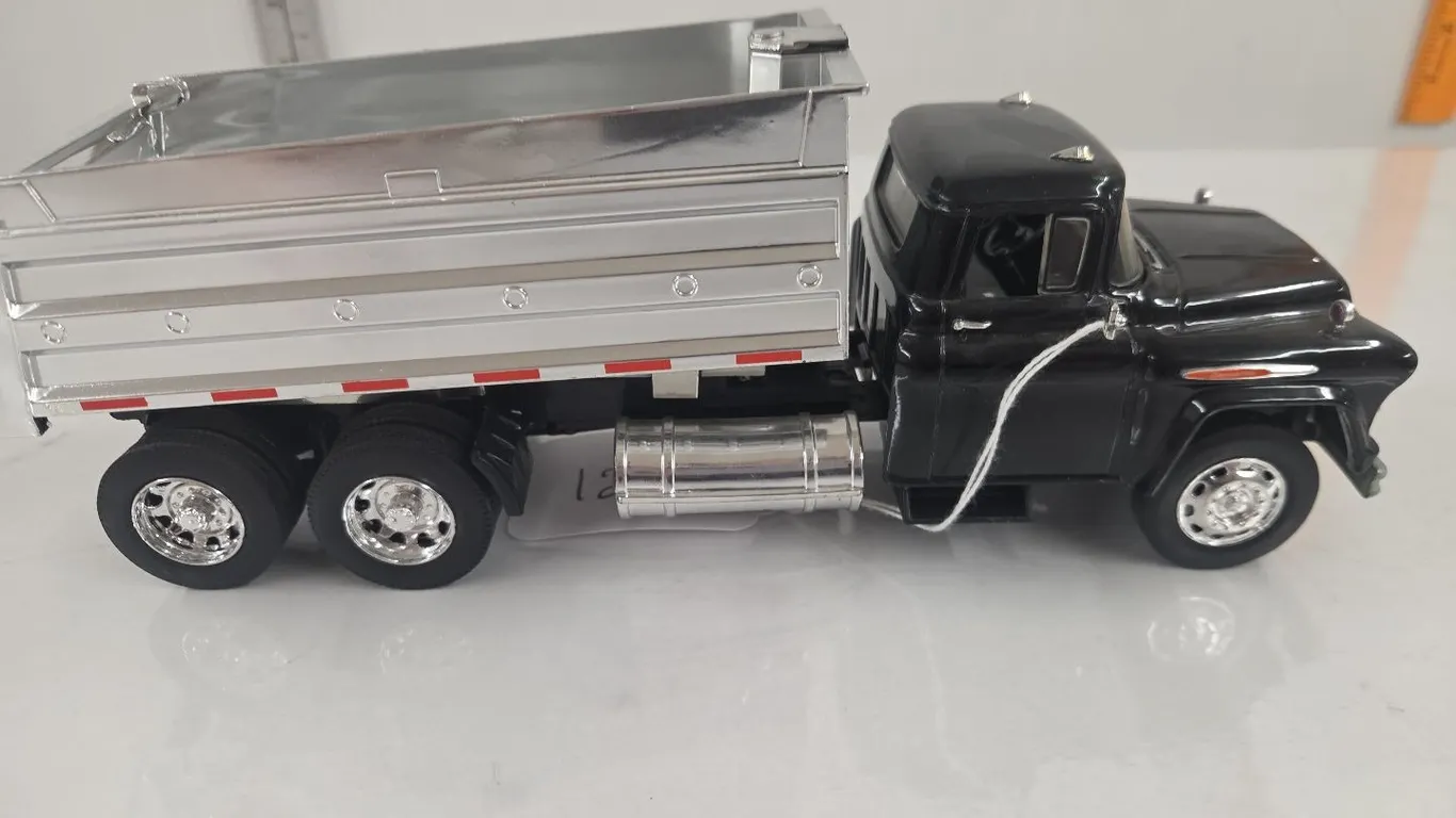 1/24 Chevrolet 8400 Gravel Truck w/ custom gravel box