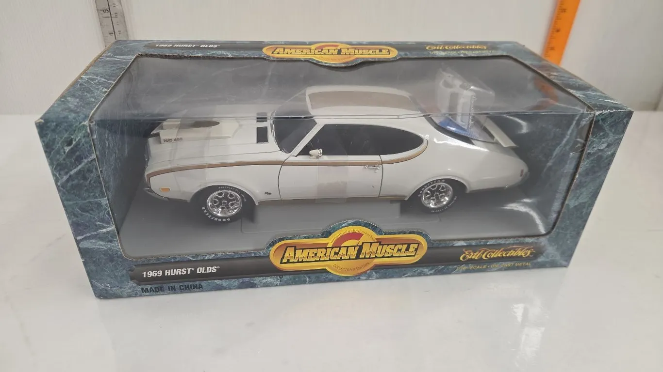 1/18 1969 Hurst Olds w/ 1/64 Hurst Olds, NIB