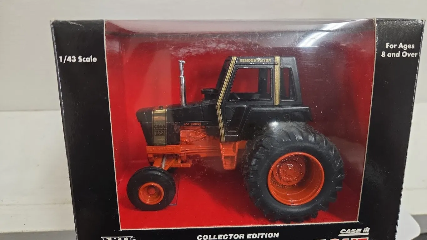 1/43 Case 1170 Black Knight - NIB