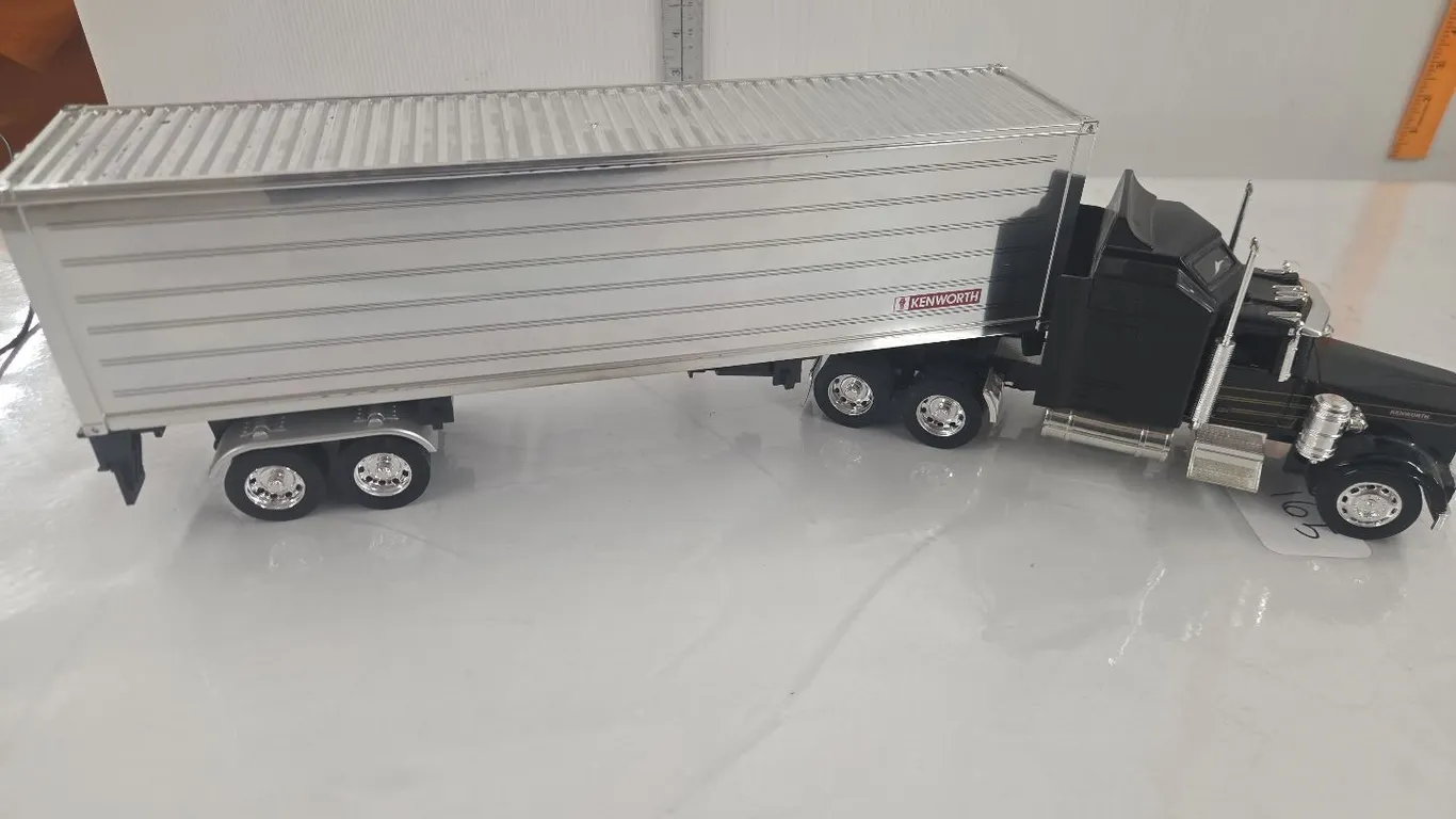 1/32 Kenworth Semi w/ C-can trailer