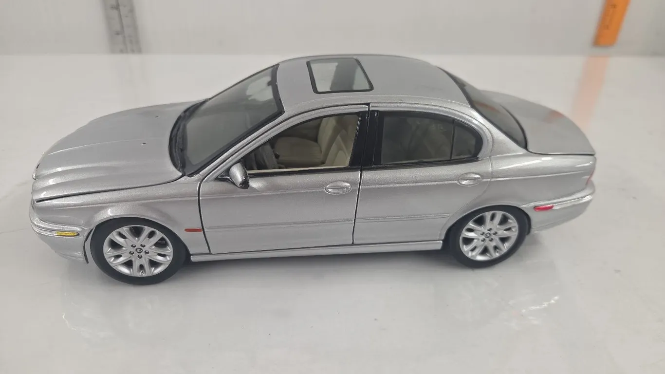 1/18 Jaguar X-Type