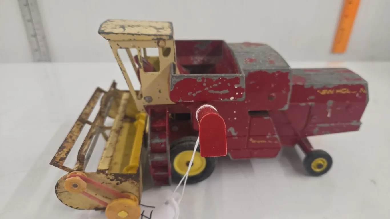 1/32 New Holland Combine - Vintage