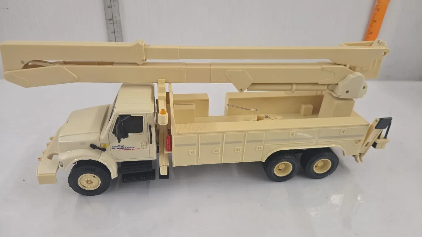 1/24 International 4900 Bucket Truck - UtiliCorp Networks Canada