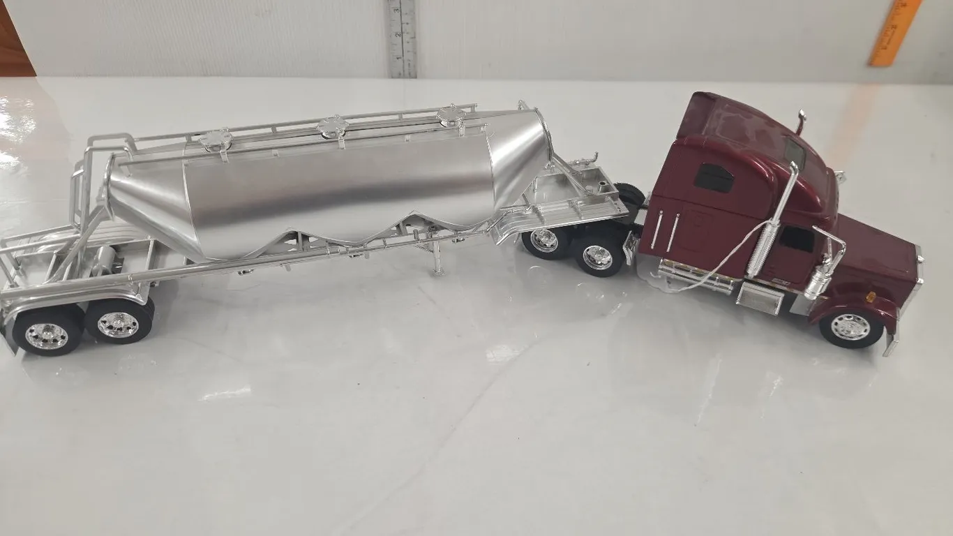 1/32 Freightliner XL Semi w/ Oil Tanker