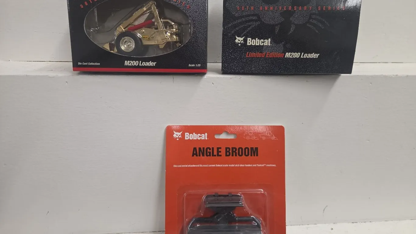 1/25 Bobcat M200 Loader, Gold plated, limited ed. & Bobcat Angle Broom
