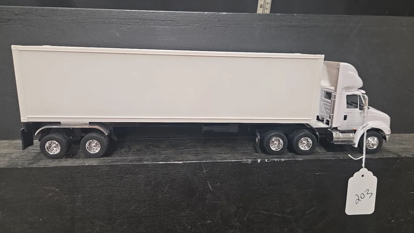 1/32 International 8600 Semi w/ trailer